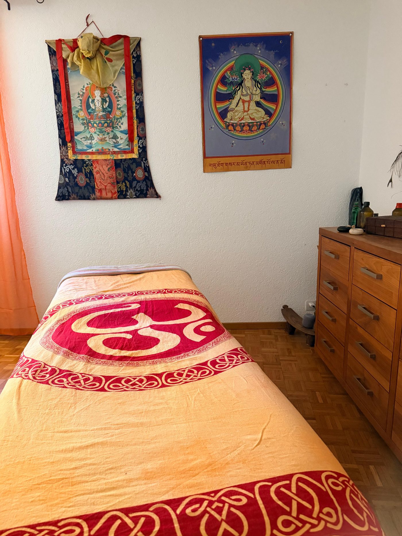 La salle de soin — table de soin au symbole OM et tangkas tibétains, l'espace où l'esprit, l'émotionnel et le corps se réaccordent